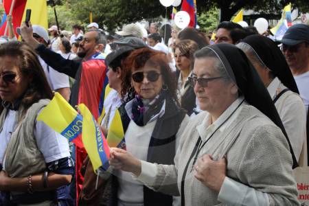 Con banderas y globos blancos, así transcurren las Marchas del Silencio en todo el país