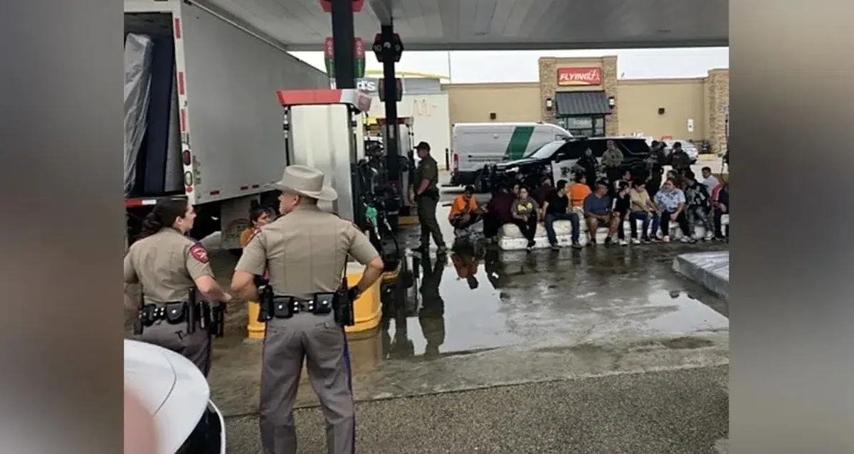 Autoridades de Texas rescatan a migrantes, incluidos cubanos, que viajaban en un «camión caja»
