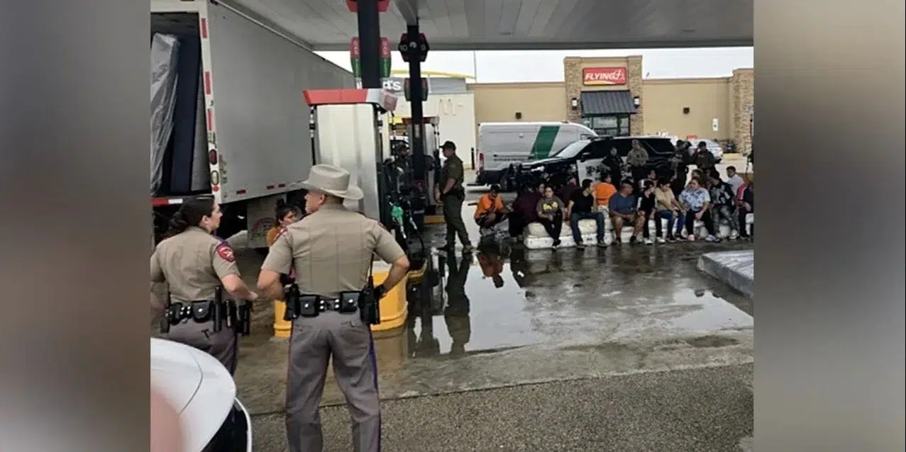 Autoridades de Texas rescatan a migrantes, incluidos cubanos, que viajaban en un «camión caja»