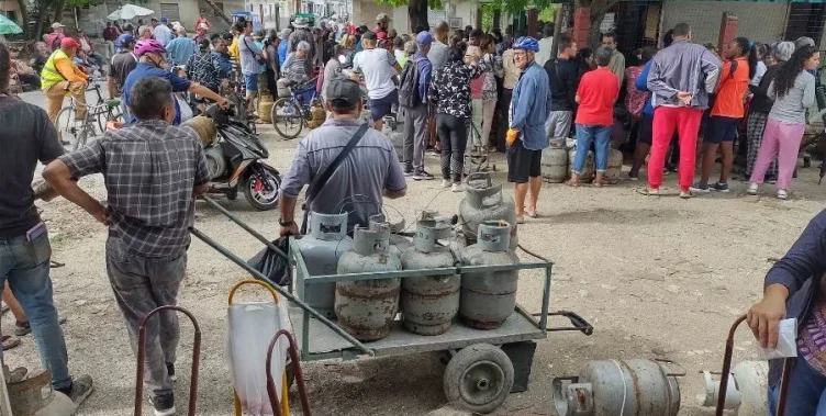 El gas del régimen: propaganda desde el puerto y hambre en la cocina