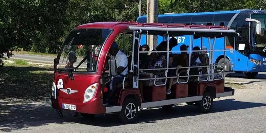 La Habana: Mipyme privada inaugura dos rutas de transporte con minibuses eléctricos