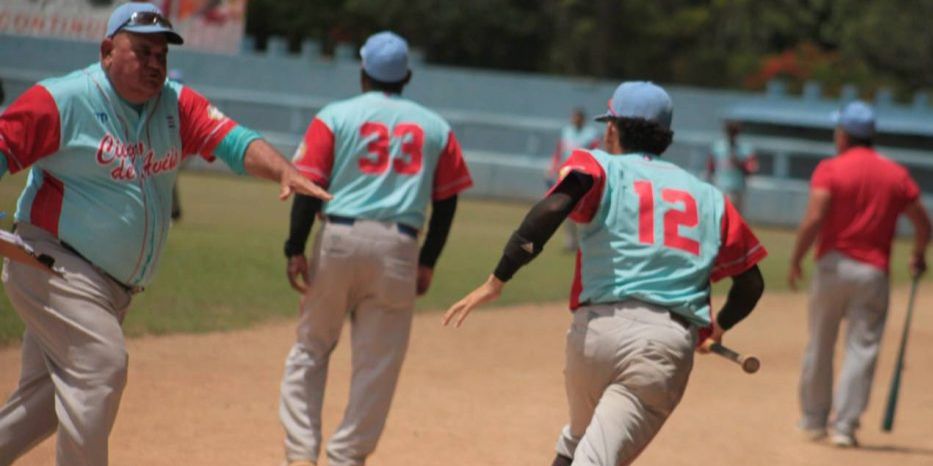 Pelea multitudinaria entre peloteros conmociona la Serie Nacional de Béisbol