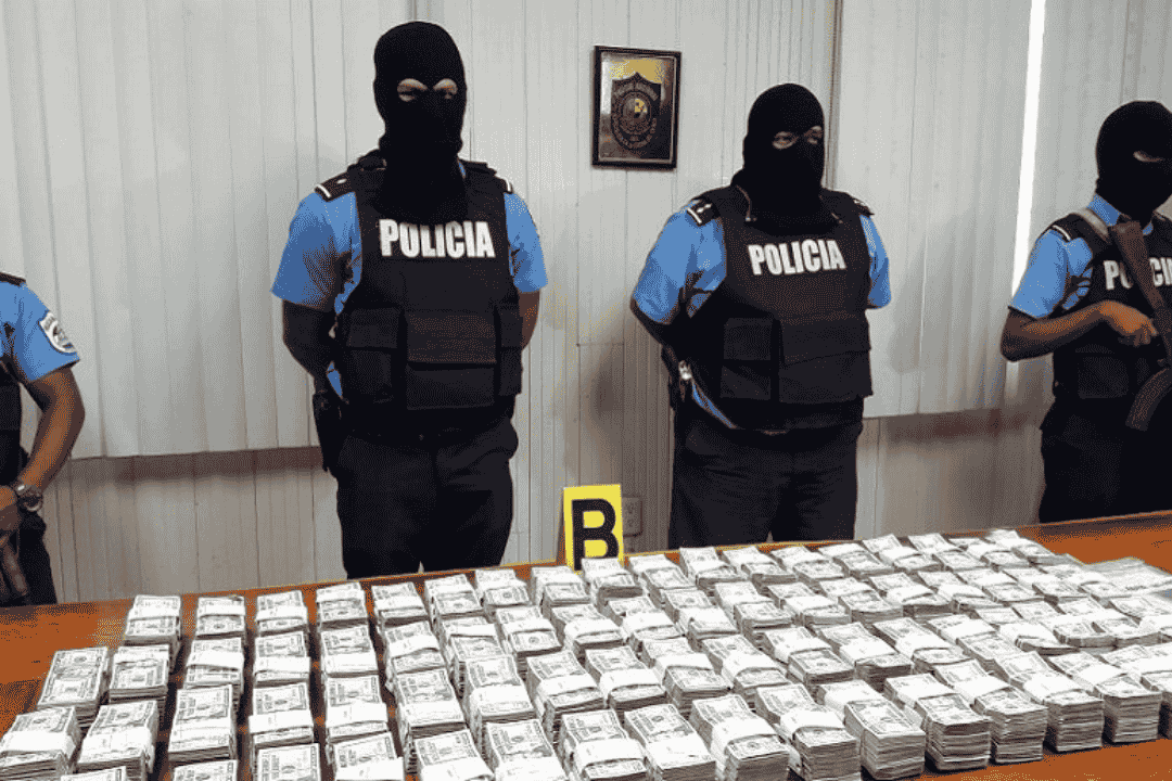 Hombres enterraron miles de dólares en barril en el patio de su casa en Managua