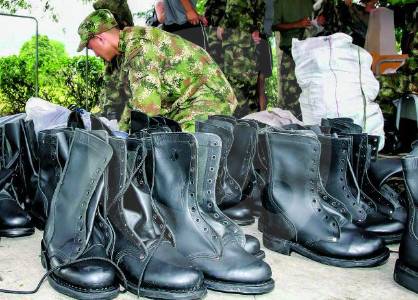 Hasta botas, cascos y chalecos les comprará la Gobernación de Antioquia a policías y soldados