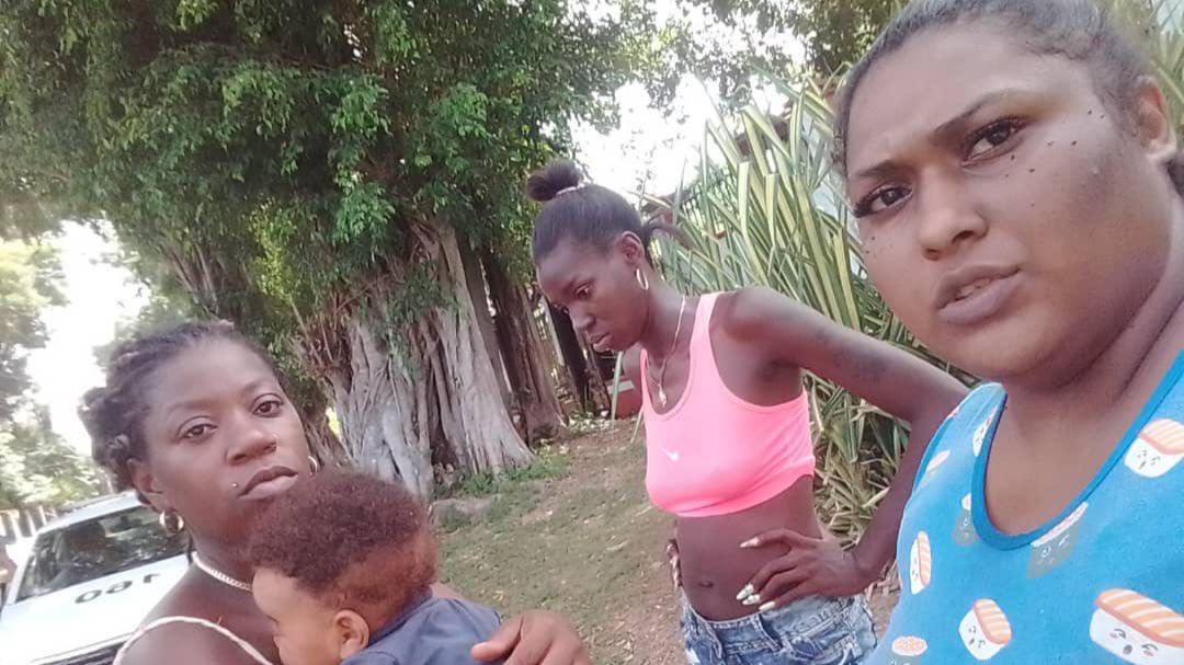Tres madres cubanas se plantan fuera de la casa de Díaz-Canel por los apagones