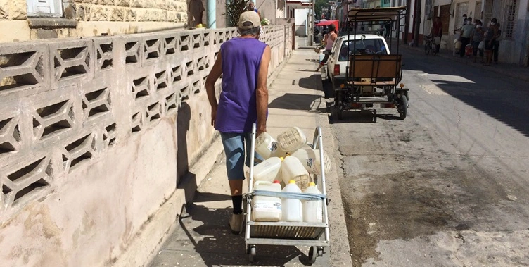 “Si no llueve, estamos jodidos”: sequía, ineficiencias y negocios que secan bolsillos