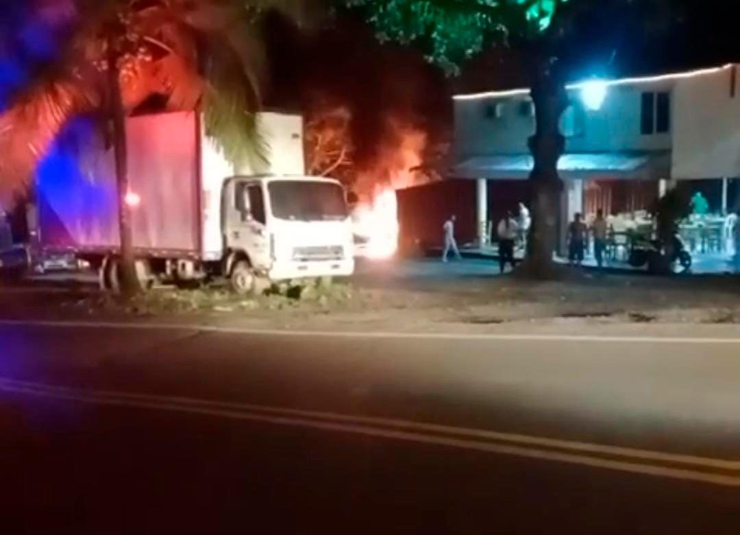 Atención: quemaron varios vehículos en la Troncal a la Costa a la altura de Puerto Valdivia