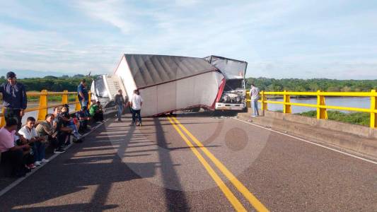 En fotos: Dos camiones se estrellaron en Puerto Triunfo y casi se van al río