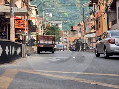 En Bello agarraron un carro a bala e hirieron a tres hombres