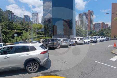 ¿Lo pueden multar por usar el parqueadero de visitantes como si fuera propio? Esto dice la ley