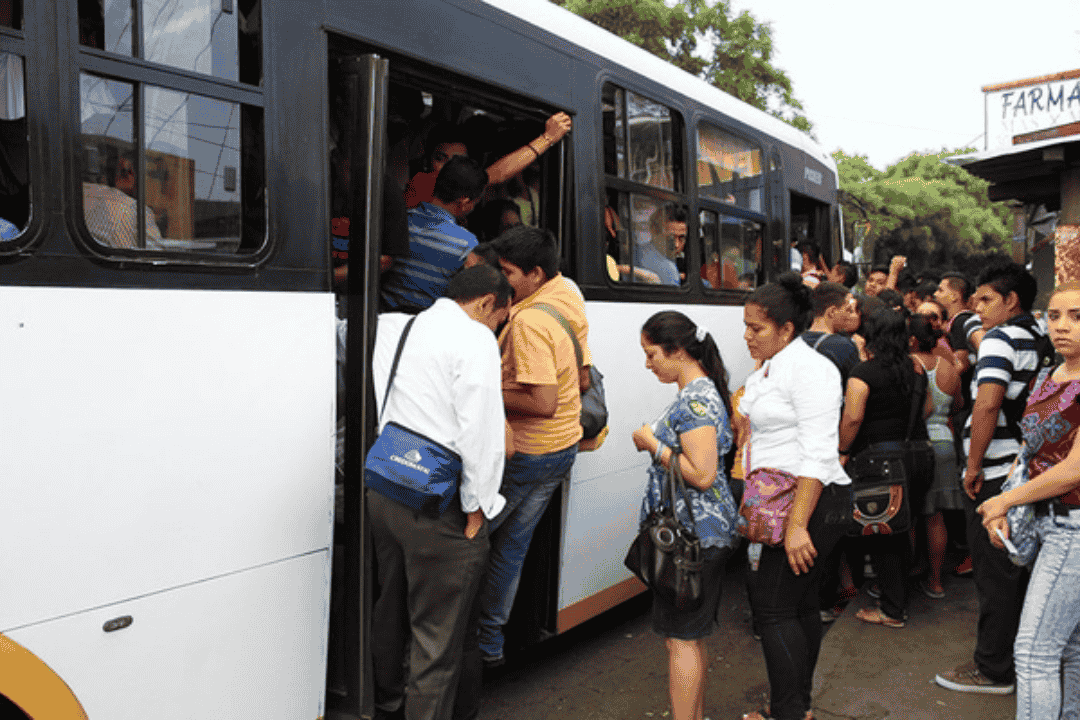 Irtramma está multando a conductores de buses que transportan pasajeros colgados