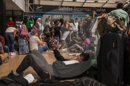 Demoras de hasta cinco horas en Migración del Aeropuerto José María Córdova ¿Qué está pasando?