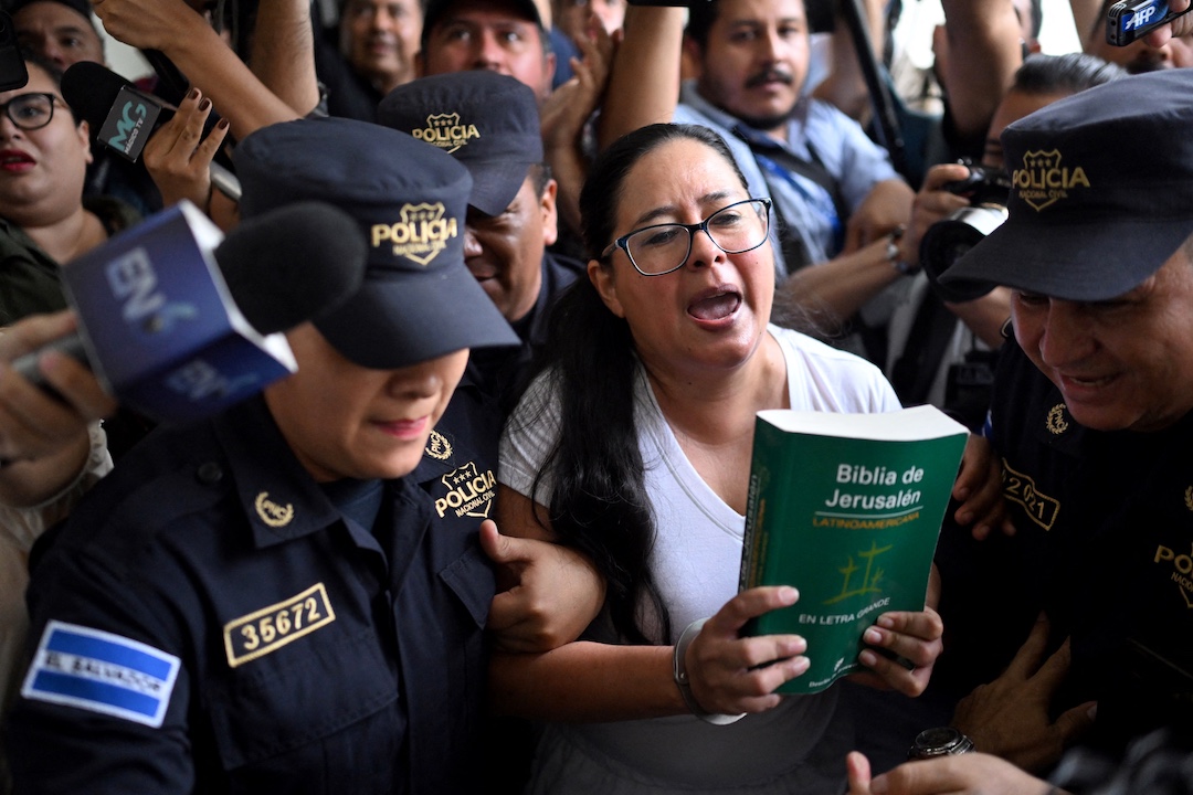 Represión en El Salvador fuerza al exilio a reconocida oenegé de DDHH – Nicaragua Investiga