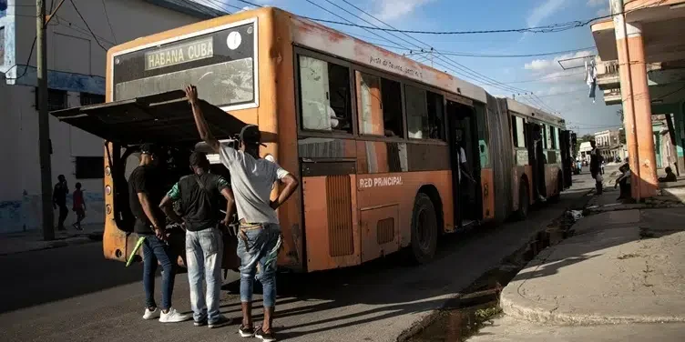Sin guagua, sin tren y sin gasolina: el transporte en Cuba toca fondo