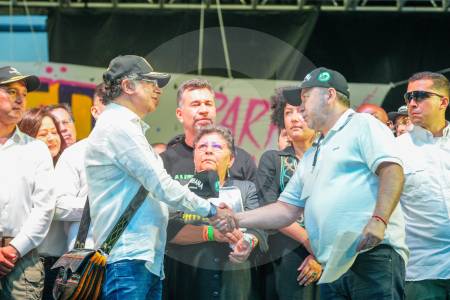 ¿Petro arma ley para ganarse a los combos de cara a las elecciones?