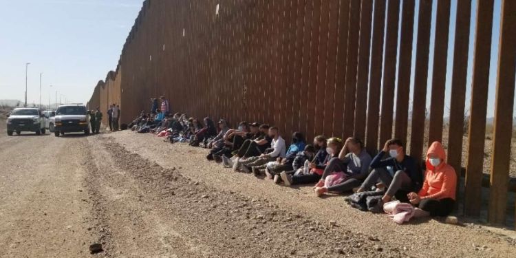 CBP registra baja histórica de encuentros con migrantes en fronteras de EE.UU.