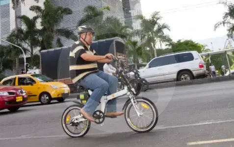 Criticas a ley de bicicletas eléctricas sancionada por Petro; ¿dañarán ciclorrutas?