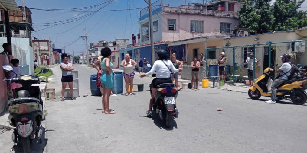 Grupo de madres cubanas cierran una calle en Regla tras “cuatro meses sin agua”