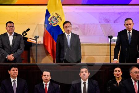 “Despreciar al Congreso, periodistas y opositores es autocracia”: Cepeda ante Petro