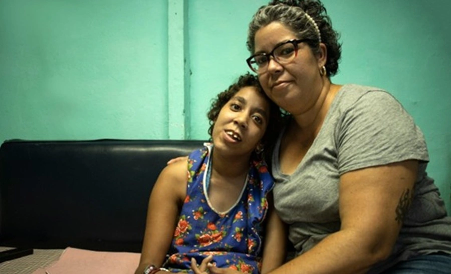 Criar en la oscuridad: maternidad, infancia y apagones en Cuba