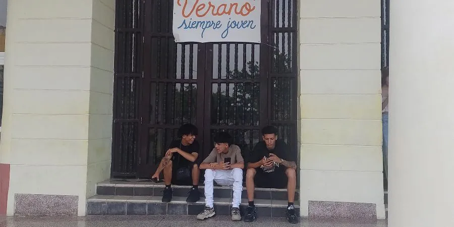 «Vacaciones» en Holguín, «después de un curso de estudio y trabajo con mucha escasez»