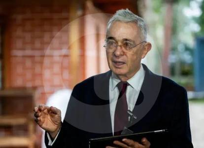 Uribe se defiende y denuncia persecución judicial a días de su fallo