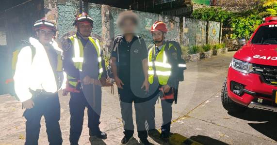 ¡Vuelve y juega! Rescataron a dos senderistas en el Salto del Ángel
