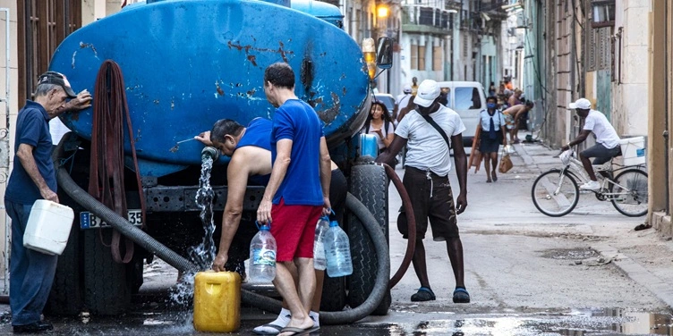 Hasta 25 mil pesos por una pipa: Santiago arde mientras el agua se vende como oro