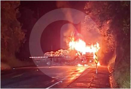 Continúa la zozobra en la vía a la costa Atlántica: sujetos le prendieron fuego a un camión