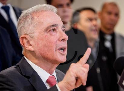 Defensa de Uribe denuncia a Petro por hostigamiento y calumnia