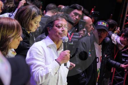 La historia de las fiestas en hoteles de Petro en campaña