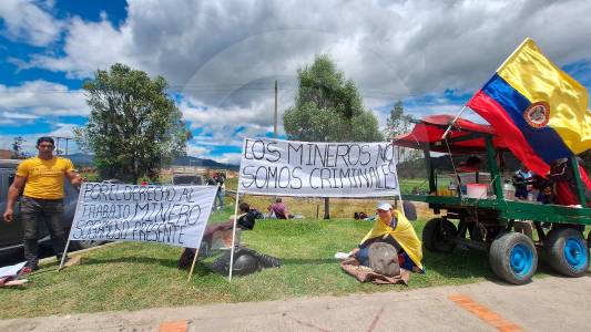 Vías de Boyacá y Cundinamarca amanecieron bloqueadas en medio del paro minero indefinido