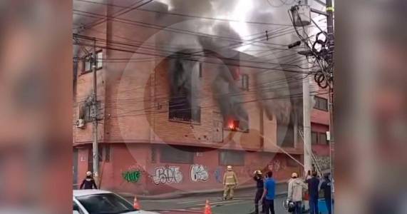 EN VIDEO: Una chispa habría causado incendio en fábrica textil de Itagüí