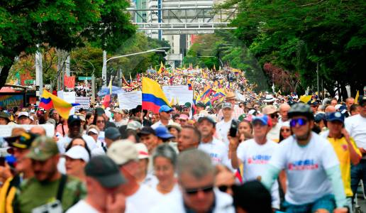 En 25 ciudades y municipios salieron a manifestar su apoyo al expresidente Uribe