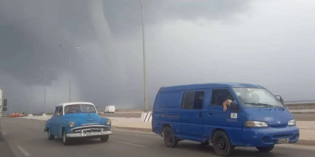 Tromba marina sobre el Malecón de La Habana alarma a residentes del litoral (+ Fotos)