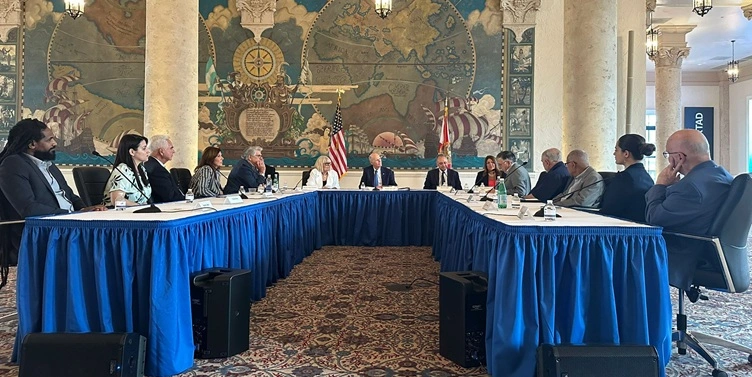 Líderes del exilio cubano se reúnen con el senador Rick Scott en la Torre de la Libertad