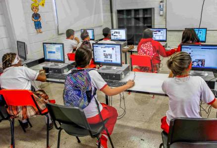Colombia impulsa ley de IA, pero 40% de colegios públicos están sin internet