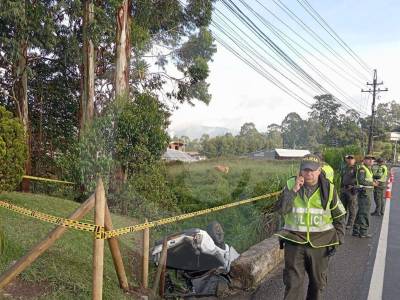 Conductor de una camioneta murió tras salirse de la vía en la autopista Medellín-Bogotá