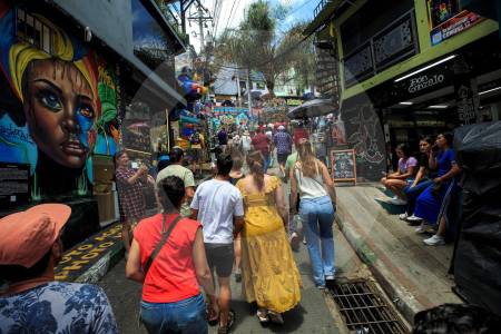 Estas son las cinco nacionalidades de los extranjeros que más visitan a Colombia