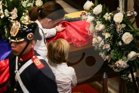 En video | Conmovedora despedida del hijo de Miguel Uribe Turbay frente al féretro