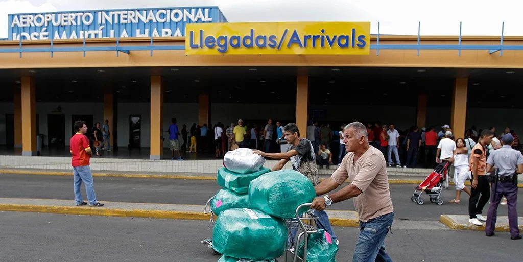 Cubanos con residencia permanente, detenidos en Miami tras viajar a Cuba