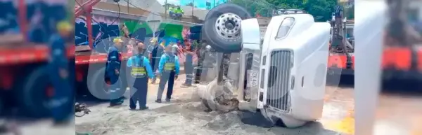 ¡que-caos!-camion-se-volco-en-la-autopista-medellin-bogota
