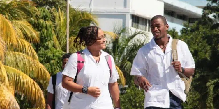 «Es difícil estudiar Medicina, pero es diez veces más difícil en Cuba»: Estudiante jamaiquina 