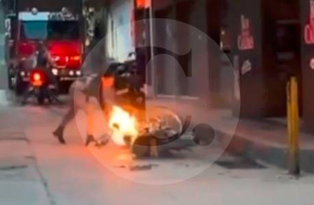 Una mujer le quemó la moto a su expareja por despecho en una calle de San Roque, Antioquia