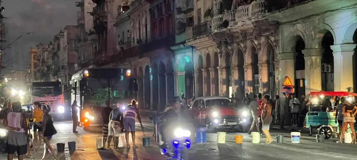 Vecinos de Centro Habana bloquean calle y salen a protestar