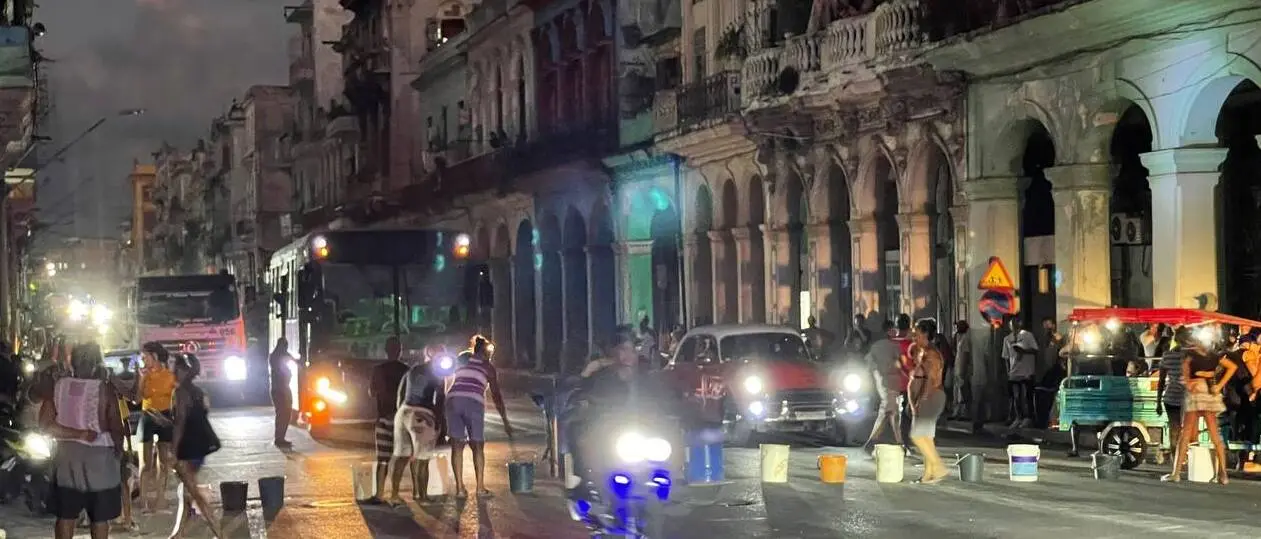 Vecinos de Centro Habana bloquean calle y salen a protestar