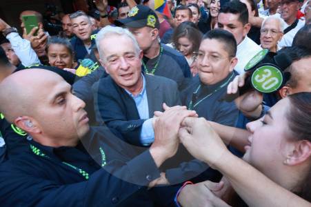Uribe ya está en libertad: estas son las imágenes de su primer recorrido en Antioquia