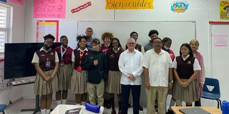 Más de cien maestros cubanos volverán a Bahamas bajo nuevo sistema de contratación