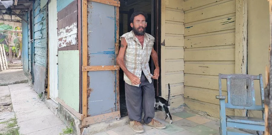 «Estoy hasta el cuello de vivir así»: Trabajador cubano pide limosnas para sobrevivir