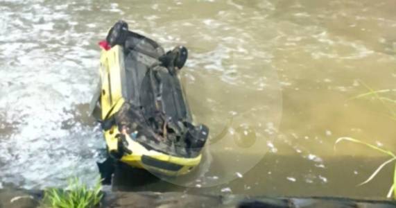 ¡Qué susto! Un taxi cayó al río Medellín: el conductor salió ileso